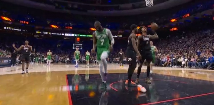 kaiyun-无大碍！杰伦·布朗持球对抗出现崴脚 简单调整后继续作战